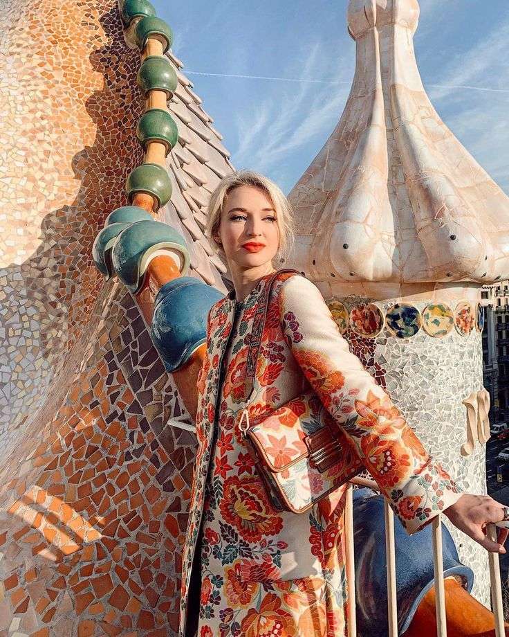 Barcelona s Lady Travel